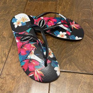 NWOT Havaianas Flip Flops in Black tropical print
